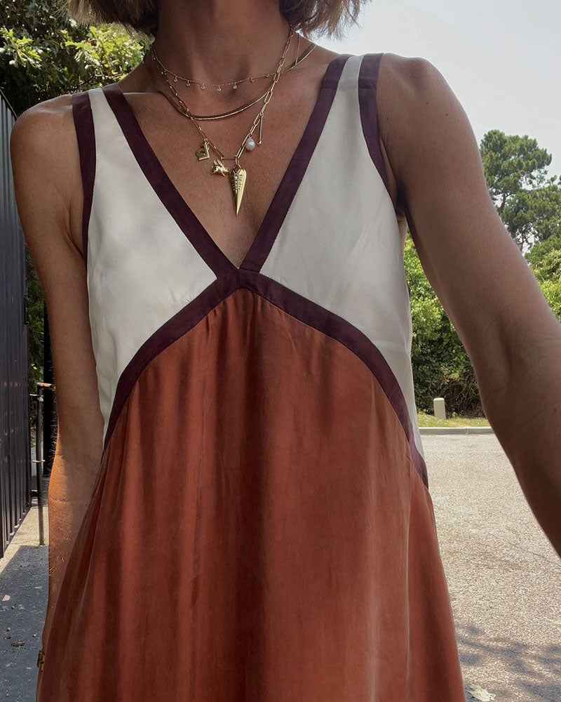 Lara - Chic V-neck contrasting color dress
